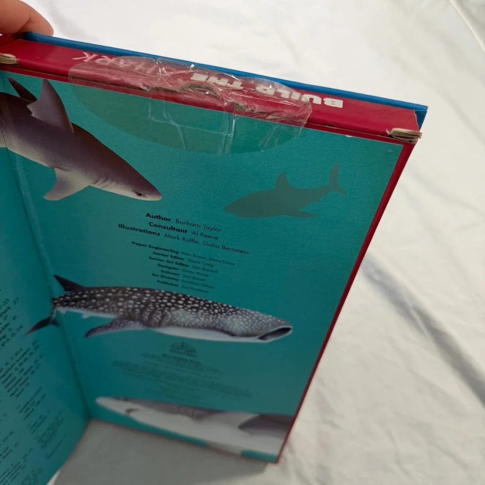 Silver Dolphin Build The Shark Book and 35 Piece Great White Model Kit 2.5 Feet